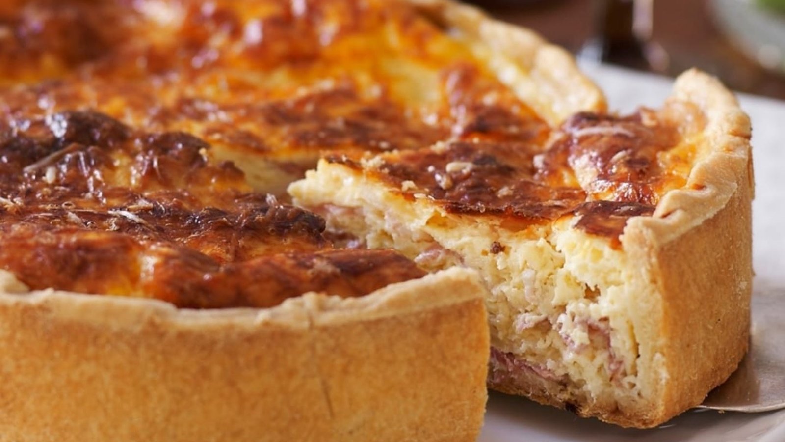 Authentieke goudbruine quiche lorraine